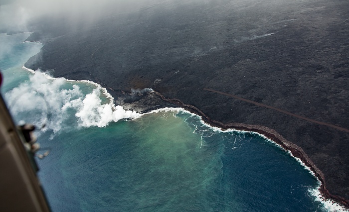 Big Island Blick aus dem Hubschrauber: Pazifik, Kilauea-Lavafelder, Kaimu-Chain of Craters Road Luftbild aerial photo