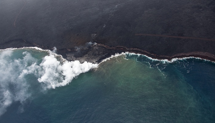 Blick aus dem Hubschrauber: Pazifik, Dampfwolken, Kilauea-Lavafelder Big Island