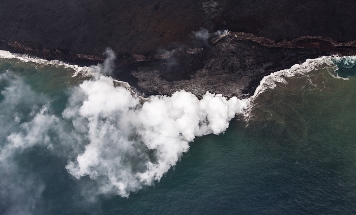 Big Island Blick aus dem Hubschrauber: Pazifik, Dampfwolken, Kilauea-Lavafelder Luftbild aerial photo