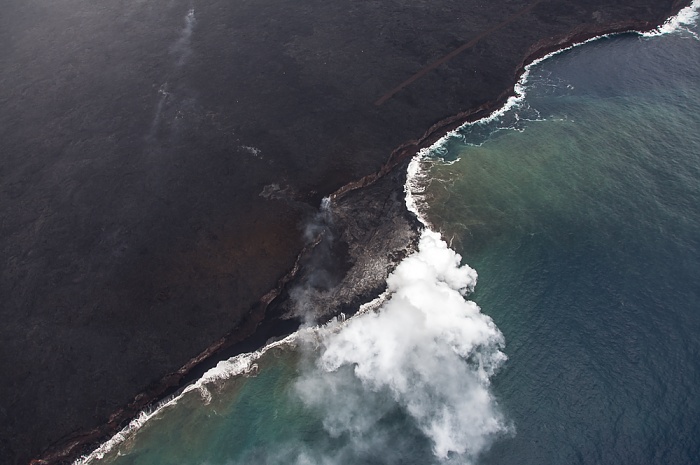 Blick aus dem Hubschrauber: Pazifik, Dampfwolken, Kilauea-Lavafelder Big Island