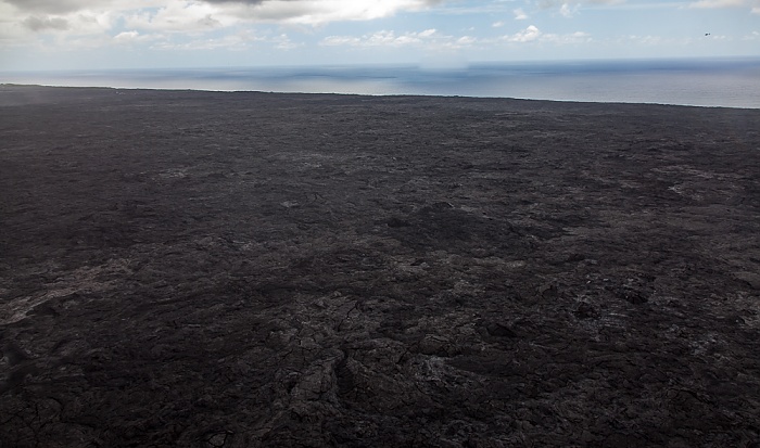 Blick aus dem Hubschrauber: Kilauea-Lavafelder mit der Kaimu-Chain of Craters Road, Pazifik Big Island