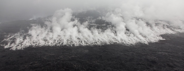 Blick aus dem Hubschrauber: Kilauea-Lavafelder, Dampfwolken Big Island