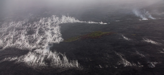 Blick aus dem Hubschrauber: Kilauea-Lavafelder, Dampfwolken Big Island