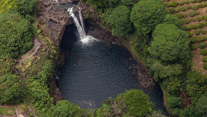 Big Island Blick aus dem Hubschrauber: Wailuku River mit den Rainbow Falls (Waianuenue Falls) Luftbild aerial photo