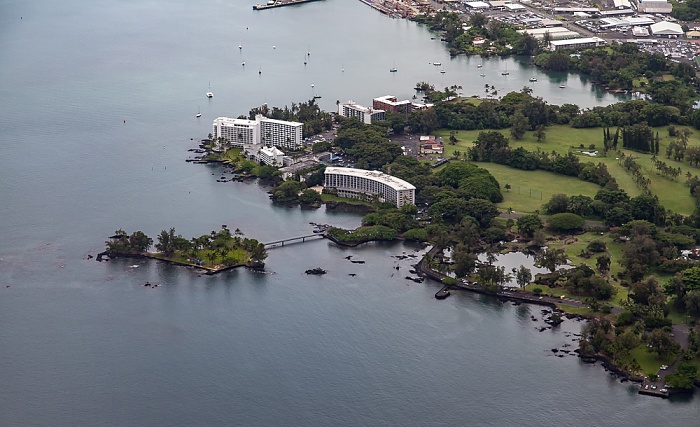 Blick aus dem Hubschrauber: Hilo Bay (Pazifik) und Hilo mit Banyan Golf Course und Liliuokalani Park and Gardens Big Island