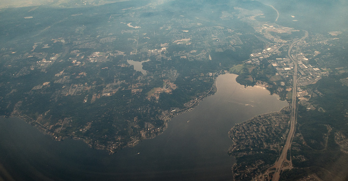 Washington King County: Lake Sammamish, Sammamish, Interstate I-90 (American Veterans Memorial Highway) 2017-09-16 Flug ICE684 Seattle/Tacoma (KSEA) - Keflavík (KEF/BIKF) Issaquah Pine Lake Luftbild aerial photo