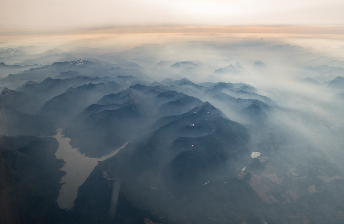 Washington Spada Lake (links), Cascade Range (Kaskadenkette) 2017-09-16 Flug ICE684 Seattle/Tacoma (KSEA) - Keflavík (KEF/BIKF) Jay Lake Shaw Lake Wallace Falls State Park Wallace Lake Luftbild aerial photo