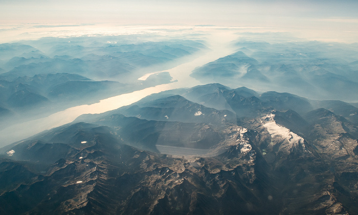 British Columbia Columbia Mountains (v.u.): Selkirk Mountains, Kootenay Lake, Purcell Mountains 2017-09-16 Flug ICE684 Seattle/Tacoma (KSEA) - Keflavík (KEF/BIKF) Luftbild aerial photo