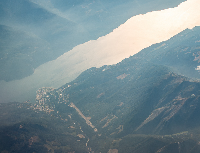 British Columbia Columbia Mountains: Kaslo, Kootenay Lake 2017-09-16 Flug ICE684 Seattle/Tacoma (KSEA) - Keflavík (KEF/BIKF) Luftbild aerial photo