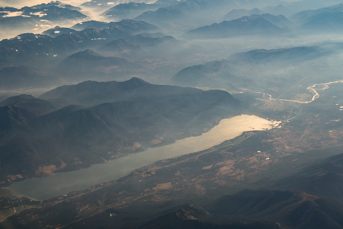 British Columbia Columbia Lake, Kootenay River 2017-09-16 Flug ICE684 Seattle/Tacoma (KSEA) - Keflavík (KEF/BIKF) Rocky Mountains Luftbild aerial photo