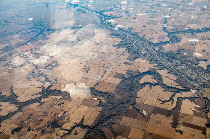 Alberta Red Deer River (rechts oben), Drumheller (rechts in der Bildmitte) 2017-09-16 Flug ICE684 Seattle/Tacoma (KSEA) - Keflavík (KEF/BIKF) Luftbild aerial photo