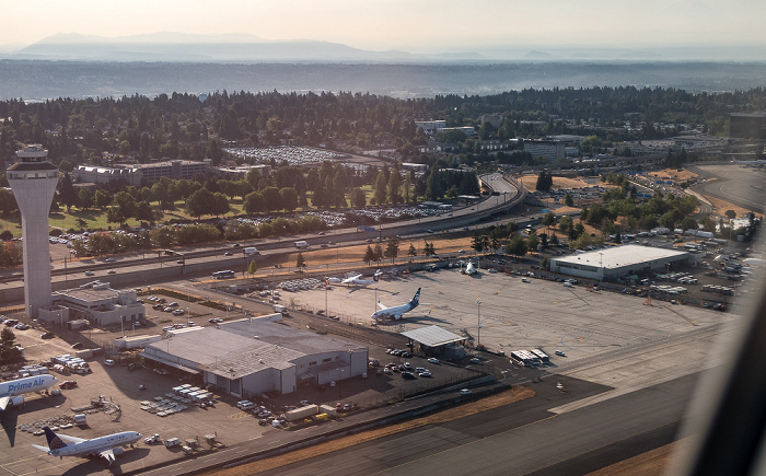 SeaTac Seattle-Tacoma International Airport, Airport Expressway 2017-08-27 Flug DAL1195 Seattle/Tacoma (KSEA) - Daniel K Inouye Intl (PHNL) Luftbild aerial photo