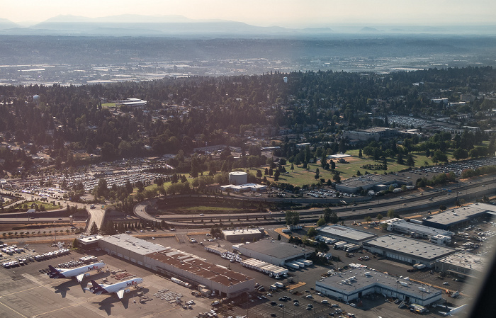 SeaTac Seattle-Tacoma International Airport, Airport Expressway 2017-08-27 Flug DAL1195 Seattle/Tacoma (KSEA) - Daniel K Inouye Intl (PHNL) Luftbild aerial photo