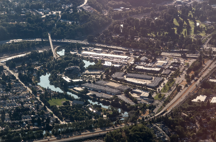 King County: Tukwila mit dem Duwamish River und dem Tukwila Commerce Park, Interstate I-5 (oben), Washington State Route 599 (unten) 2017-08-27 Flug DAL1195 Seattle/Tacoma (KSEA) - Daniel K Inouye Intl (PHNL) Luftbild aerial photo