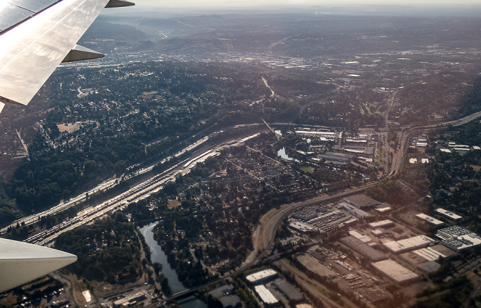 King County: Tukwila mit dem Duwamish River, Interstate I-5 (oben), Washington State Route 599 (unten) 2017-08-27 Flug DAL1195 Seattle/Tacoma (KSEA) - Daniel K Inouye Intl (PHNL) Tukwila Commerce Park Luftbild aerial photo