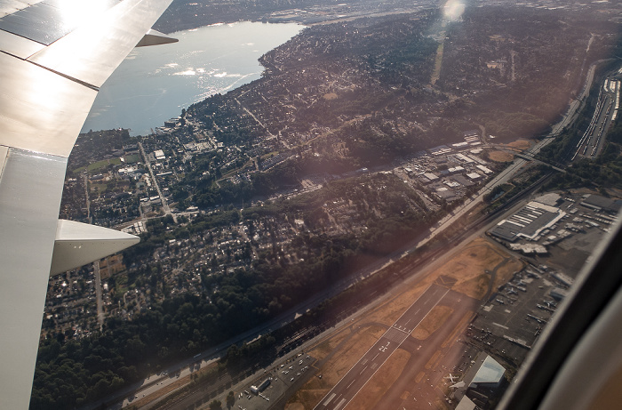 Washington King County: Tukwila, Interstate I-5 2017-08-27 Flug DAL1195 Seattle/Tacoma (KSEA) - Daniel K Inouye Intl (PHNL) Boeing Field Lake Washington Luftbild aerial photo
