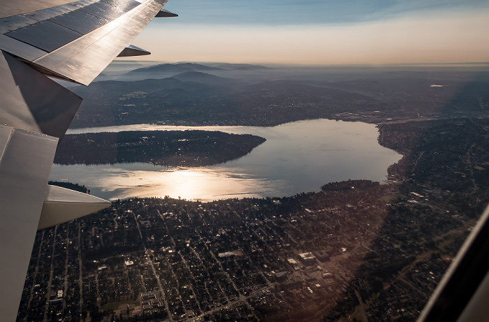 King County: Seattle, Lake Washington mit Mercer Island 2017-08-27 Flug DAL1195 Seattle/Tacoma (KSEA) - Daniel K Inouye Intl (PHNL) Luftbild aerial photo