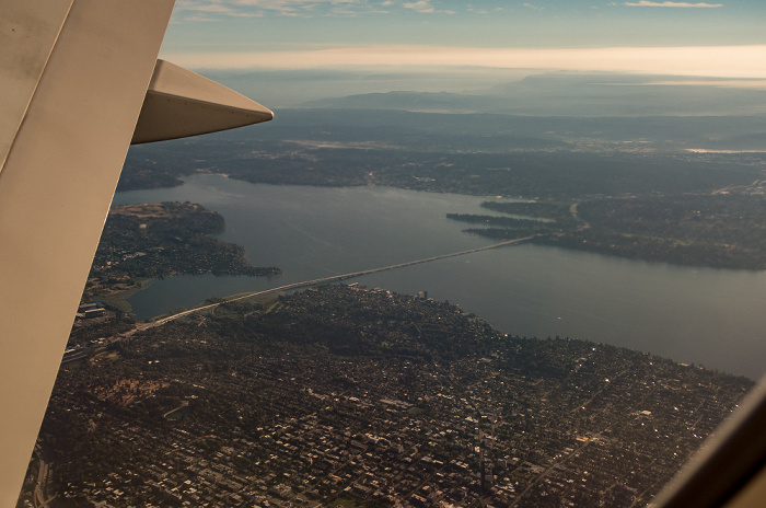 King County: Seattle, Lake Washington mit der Washington State Route 520 und der Evergreen Point Floating Bridge Washington