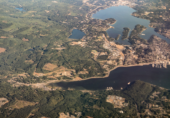 Washington Kitsap County: Kitsap Peninsula mit Bremerton, Sinclair Inlet (unten) 2017-08-27 Flug DAL1195 Seattle/Tacoma (KSEA) - Daniel K Inouye Intl (PHNL) Dyes Inlet Kitsap Lake Washington State Route 3 Luftbild aerial photo