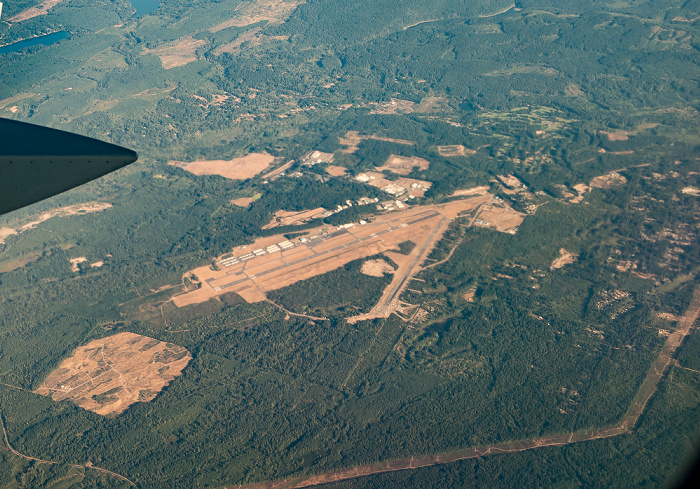 Washington Kitsap County: Kitsap Peninsula mit dem Bremerton National Airport und dem Olympic View Industrial Park 2017-08-27 Flug DAL1195 Seattle/Tacoma (KSEA) - Daniel K Inouye Intl (PHNL) Luftbild aerial photo