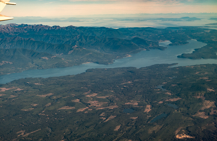 V.u. Kitsap Peninsula, Hood Canal, Olympic Peninsula mit den Olympic Mountains Washington