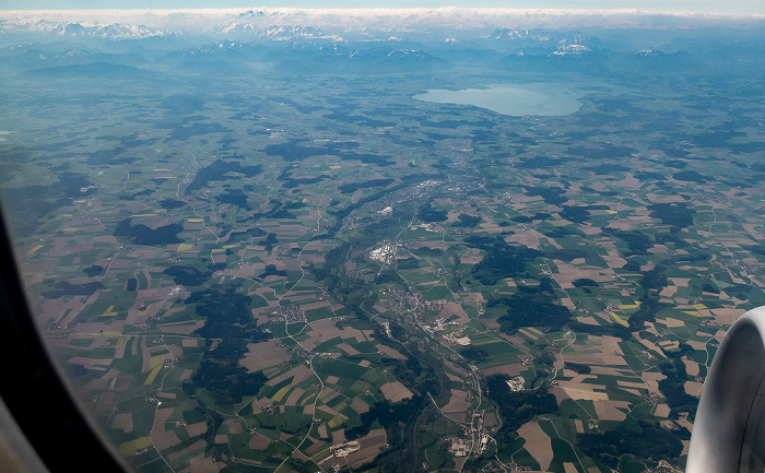 Bayern - Landkreis Traunstein: Alpenvorland mit Alztal und Chiemsee und Chiemgauer Alpen 2018-04-27 Flug ELY354 München Franz Josef Strauß (MUC/EDDM) - Ben Gurion (TLV/LLBG) Linde-Werk Schalchen Tacherting Luftbild aerial photo