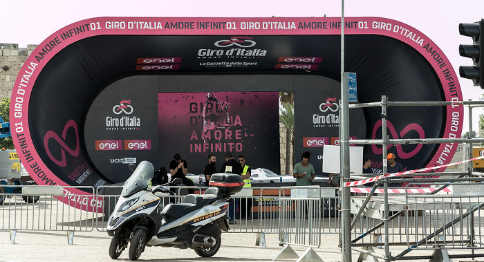 Tsahal Square: Werbung für den in Jerusalem startenden Giro d'Italia