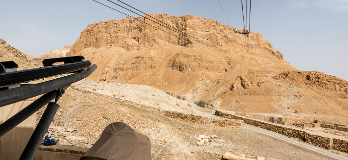 Blick aus der Talstation der Seilbahn auf den Masada-Tafelberg Masada