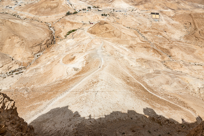 Blick vom Masada-Tafelberg: Römische Belagerungsrampe Masada