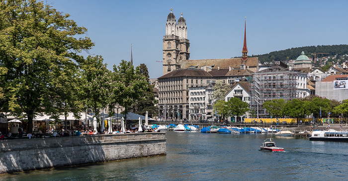 Zürich Altstadt - Blick von der Quaibrücke: Limmat mit Bauschänzli, Niederdorf (Dörfli) mit Grossmünster
