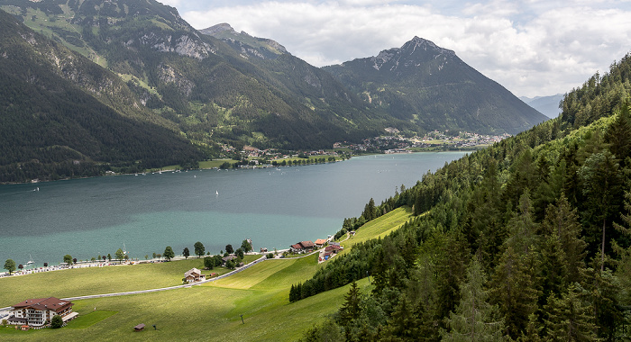 Blick aus der Karwendel-Bahn: Pertisau, Achensee, Brandenberger Alpen (Rofangebirge) Zwölferkopf