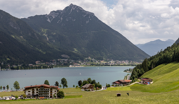 Blick aus der Karwendel-Bahn: Pertisau, Achensee, Maurach, Brandenberger Alpen (Rofangebirge) mit Ebner Joch Zwölferkopf