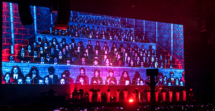 Olympiahalle: Roger Waters München The Happiest Days of Our Lives / Another Brick in the Wall Part 2