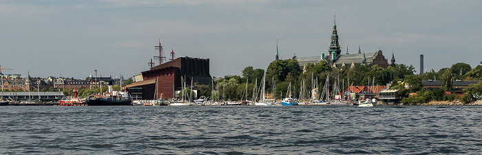 Saltsjön, Djurgarden mit dem Wasamuseum (Vasamuseet) (links) und dem Nordischen Museum (Nordiska museet) Stockholm