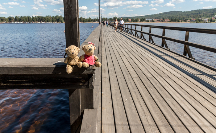 Rättvik Landungsbrücke (Långbryggan) über dem Siljan: Teddy und Teddine