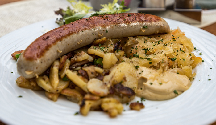 Benediktsplatz: Haus zum Naumburgischen Keller - Thüringer Bratwurst mit Sauerkraut und Bratkartoffeln Erfurt