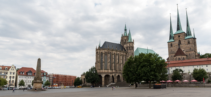 Domplatz mit Erthal-Obelisk und Domberg mit Erfurter Dom und Severikirche