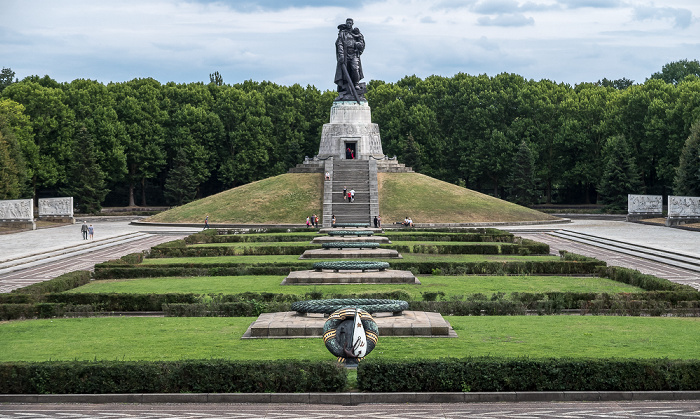 Berlin Alt-Treptow: Sowjetisches Ehrenmal im Treptower Park