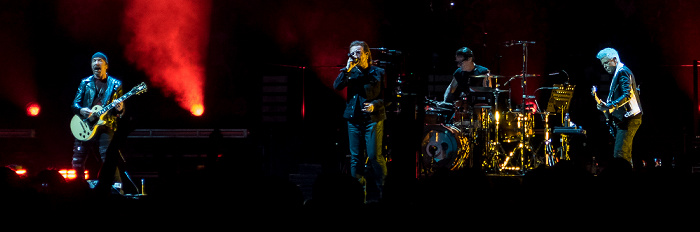 Mercedes-Benz Arena: U2 Berlin U2: The Edge (David Howell Evans), Bono (Paul David Hewson), Larry Mullen jr und Adam Clayton