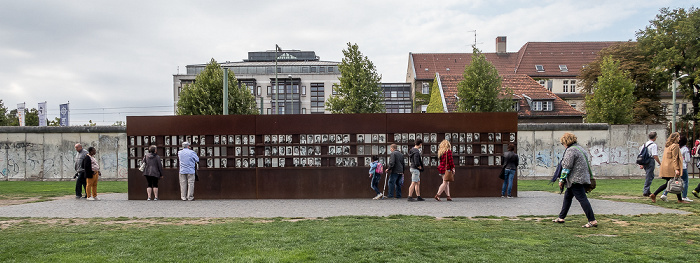 Gedenkstätte Berliner Mauer an der Bernauer Straße: Fenster des Gedenkens mit den Porträts von Todesopfern der Berliner Mauer Berlin