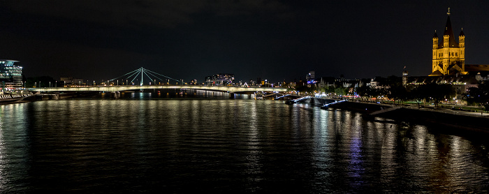 Köln Rhein, Deutzer Brücke, Rheingarten Kölner Rathaus