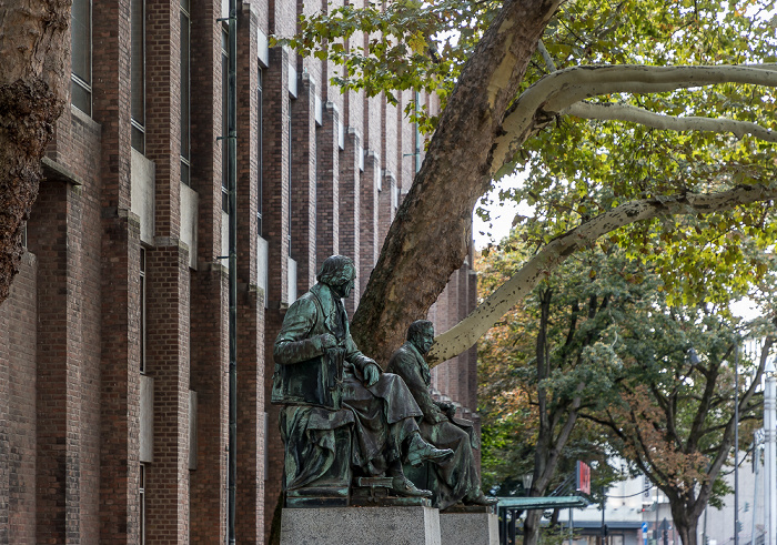 Köln Denkmal für Johann Heinrich Richartz und Ferdinand Wallraf Museum für Angewandte Kunst Köln