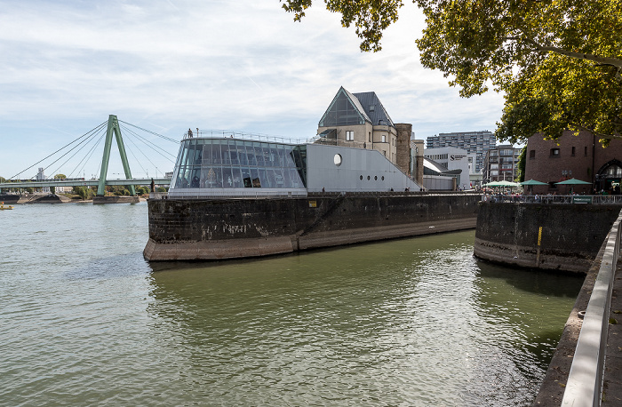 Rhein, Severinsbrücke, Rheinauhalbinsel mit Schokoladenmuseum Köln