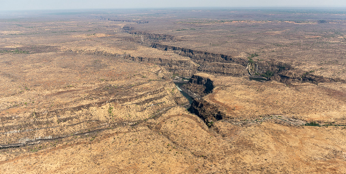 Blick aus dem Hubschrauber: Southern Province (Sambia), Sambesi, Matabeleland North Province (Simbabwe) Victoria Falls