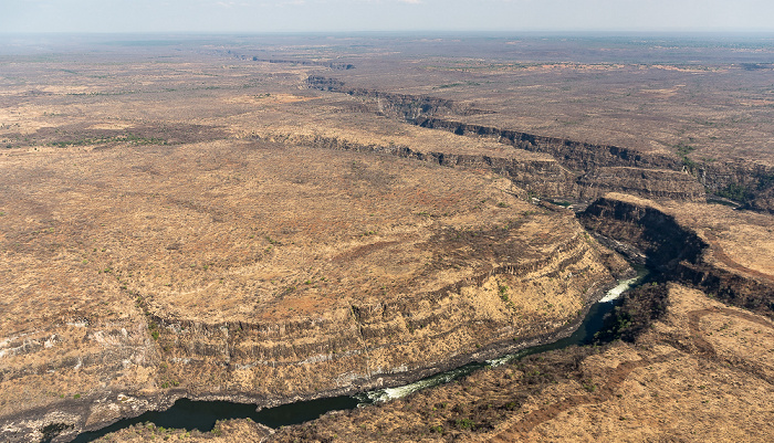 Victoria Falls Blick aus dem Hubschrauber: Southern Province (Sambia), Sambesi, Matabeleland North Province (Simbabwe) Luftbild aerial photo