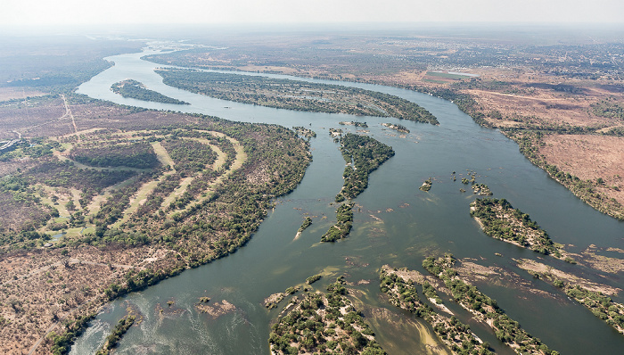 Victoria Falls Blick aus dem Hubschrauber: Matabeleland North Province (Simbabwe), Sambesi, Southern Province (Sambia) Luftbild aerial photo