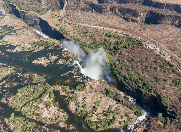 Blick aus dem Hubschrauber: Sambesi, Victoriafälle mit Regenbogen Victoria Falls
