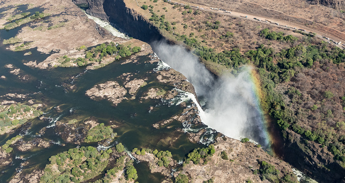 Victoria Falls Blick aus dem Hubschrauber: Sambesi, Victoriafälle mit Regenbogen Luftbild aerial photo