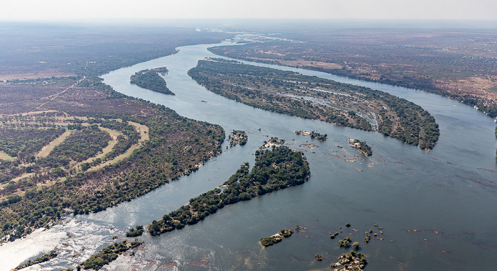 Livingstone Blick aus dem Hubschrauber: Matabeleland North Province (Simbabwe), Sambesi, Southern Province (Sambia) Luftbild aerial photo