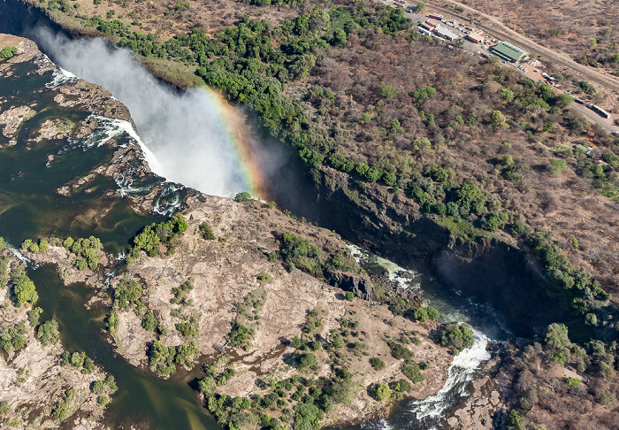Blick aus dem Hubschrauber: Sambesi, Victoriafälle mit Regenbogen Victoria Falls